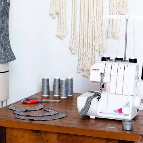 Serger – 3/4 Thread, Lay-In Threading, Differential Feed, White - Image 3